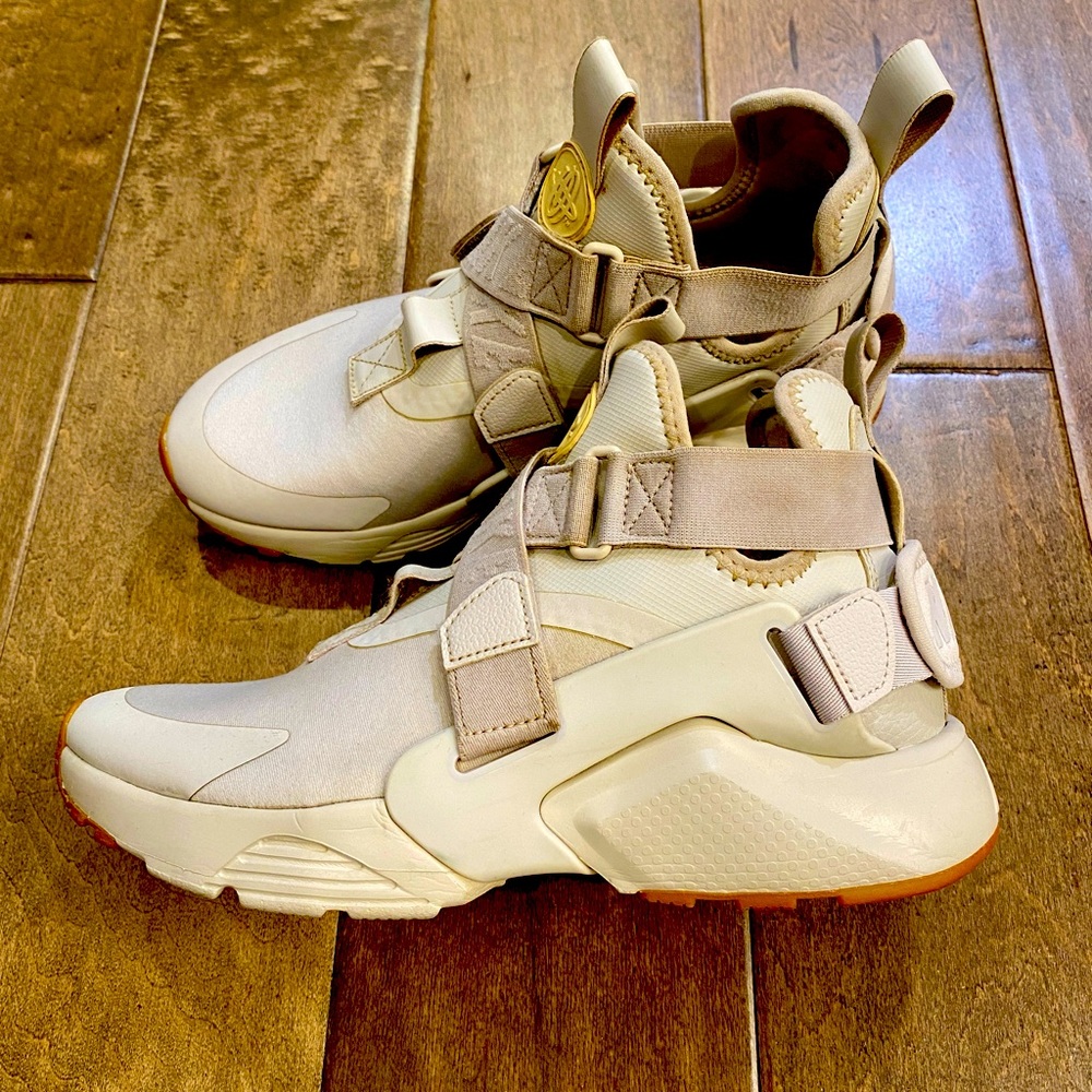 Nike Air Huarache City in Desert Sand